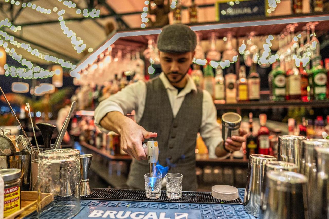 Hotel Lobby Seville Luaran gambar A bartender at work