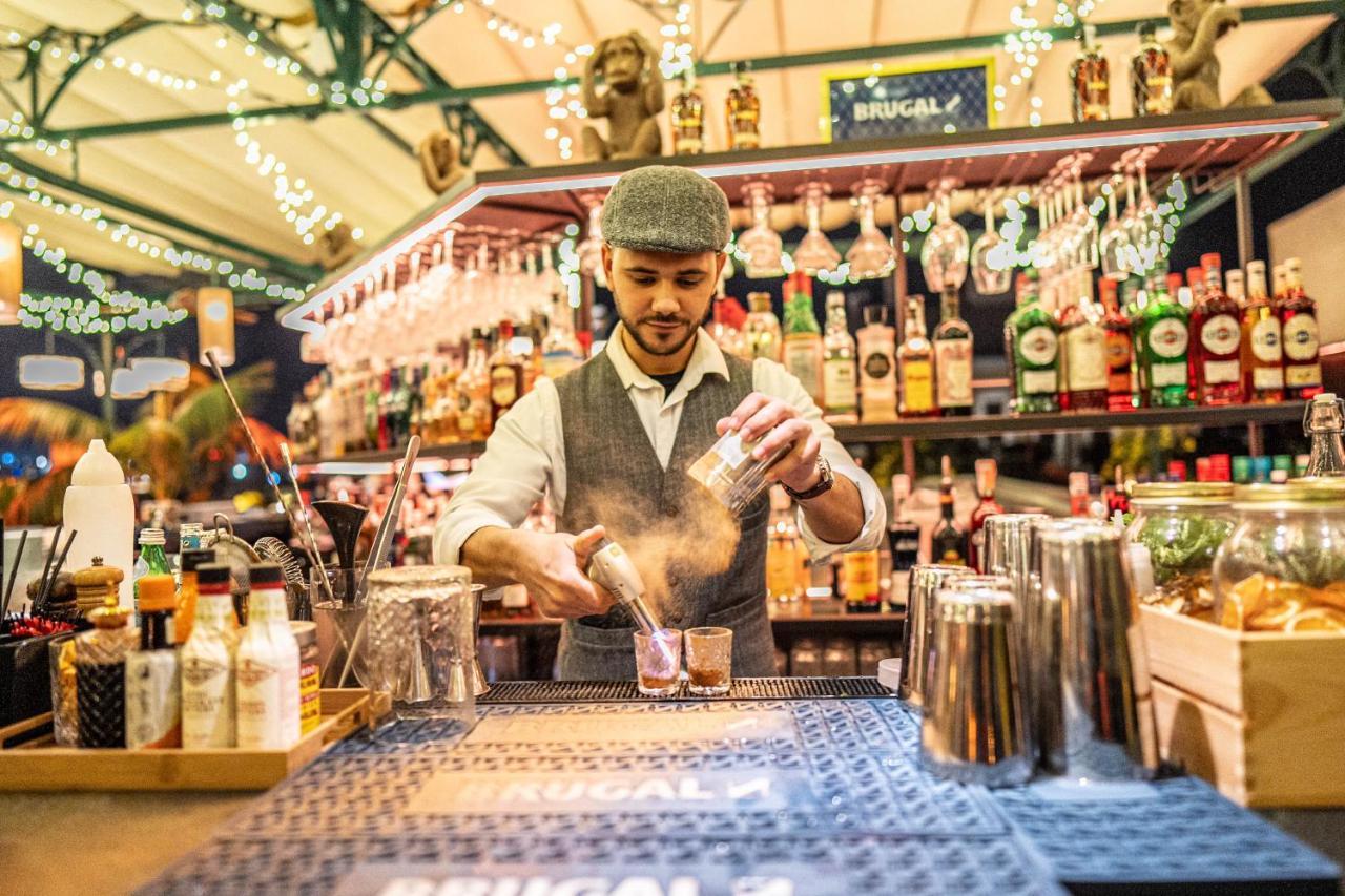 Hotel Lobby Seville Luaran gambar A bartender at work