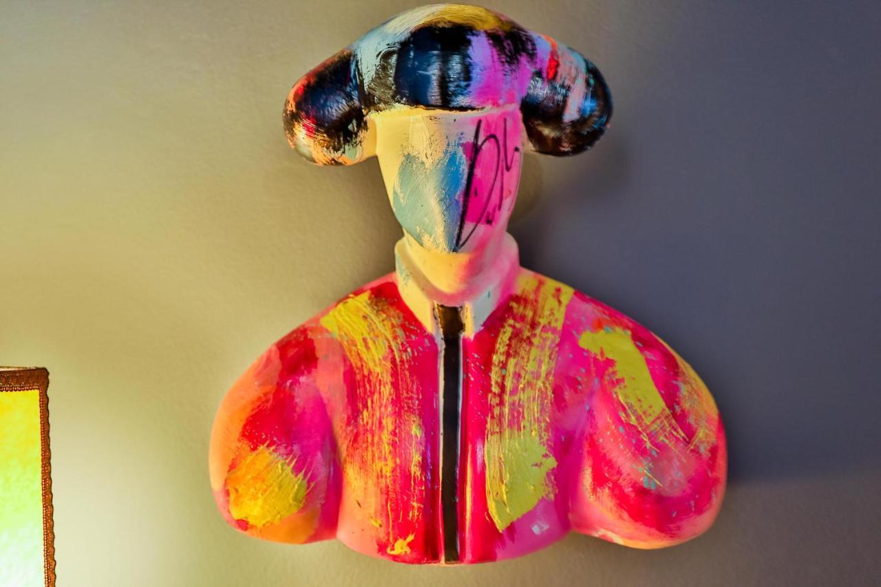 Hotel Lobby Seville Luaran gambar A bust of a character from the series