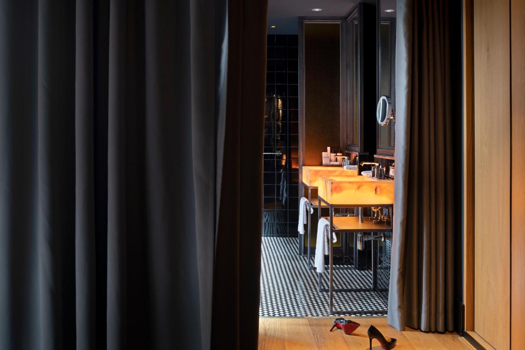 Hotel Lobby Seville Luaran gambar Bathroom