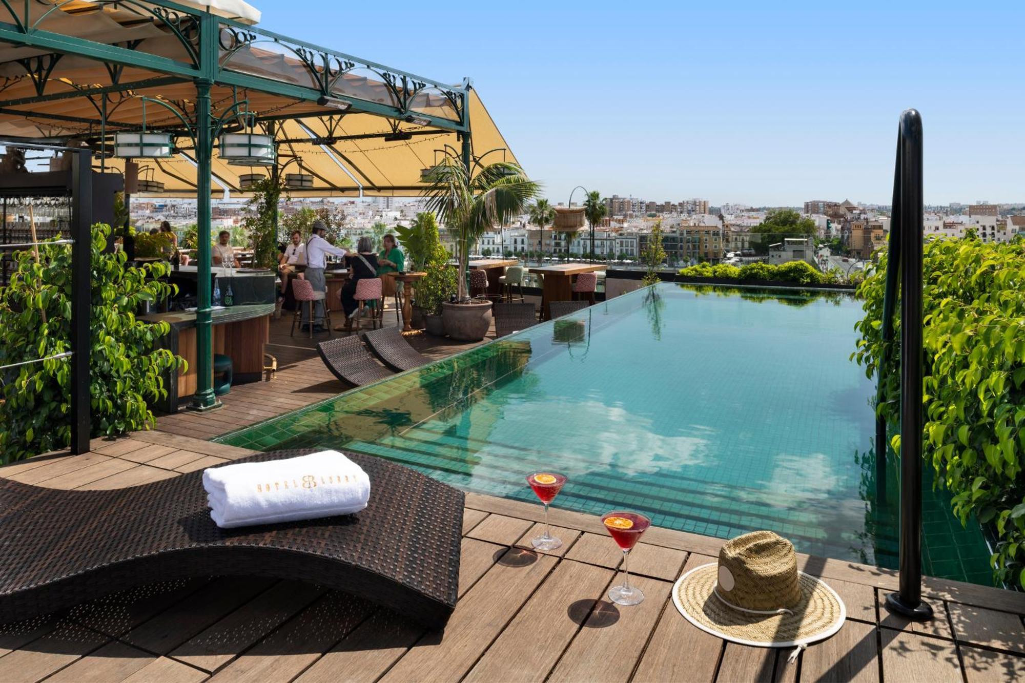 Hotel Lobby Seville Luaran gambar Rooftop pool