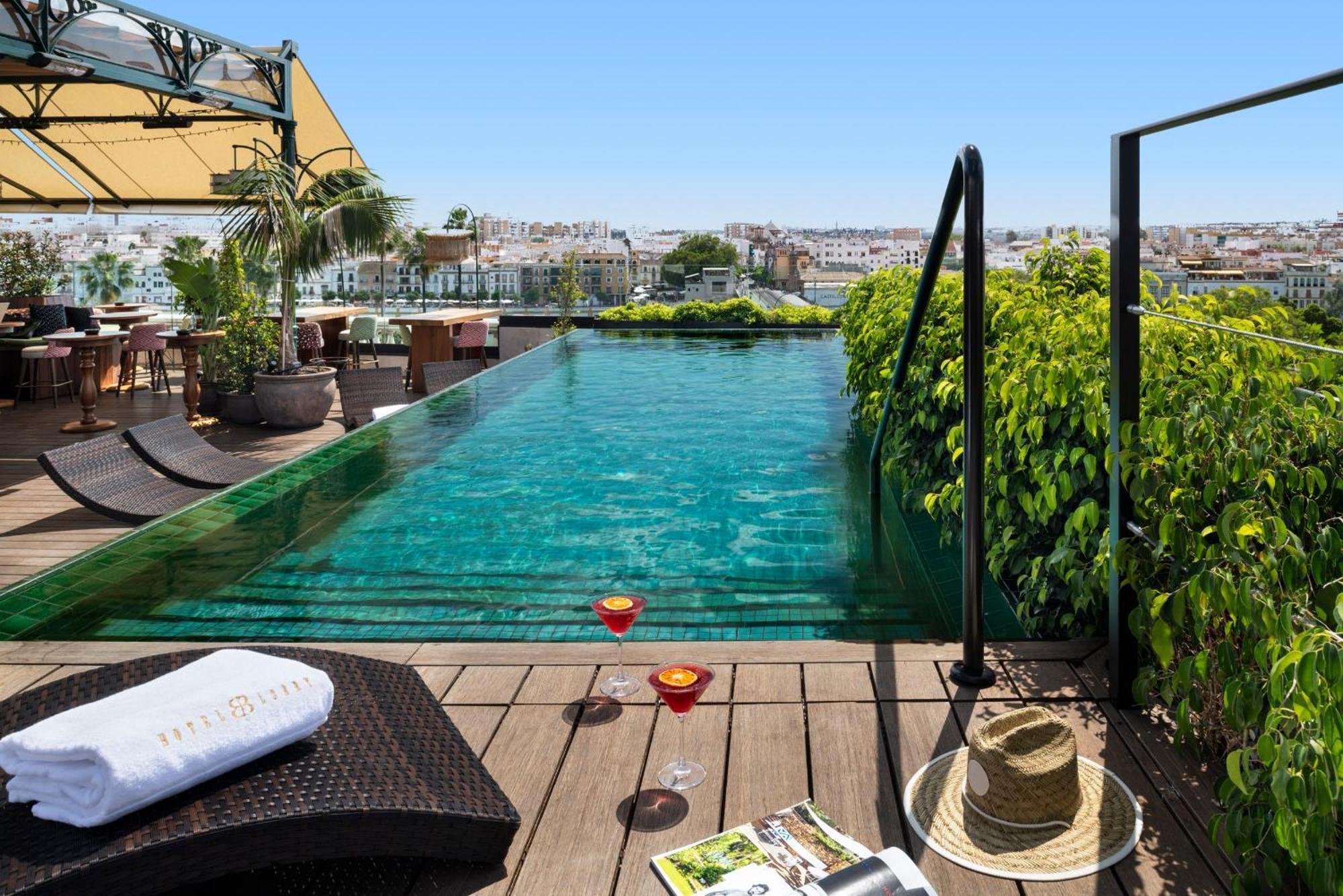 Hotel Lobby Seville Luaran gambar Rooftop pool