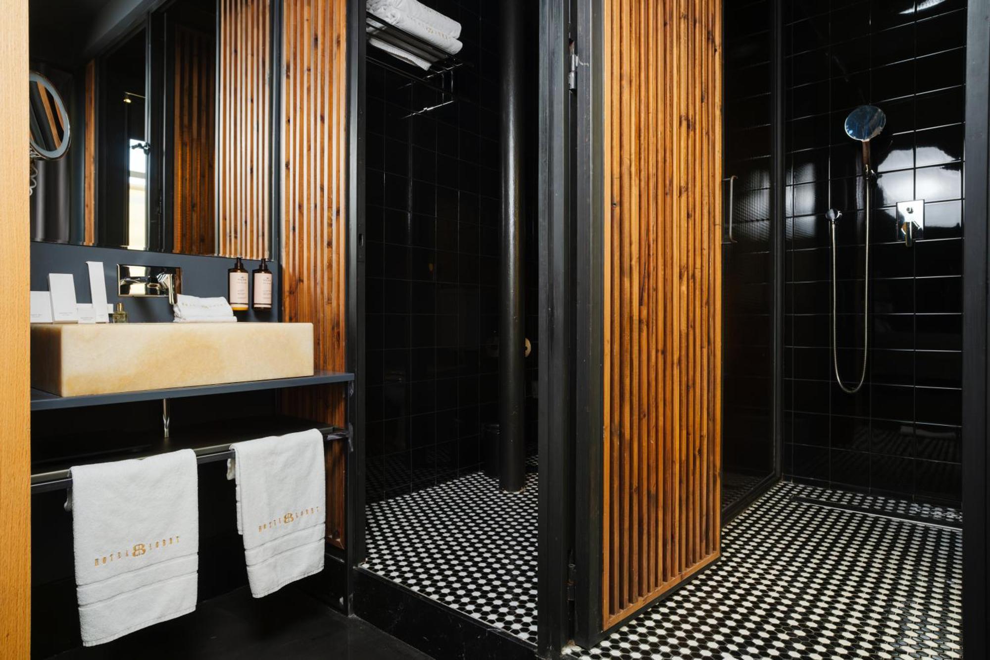 Hotel Lobby Seville Luaran gambar Bathroom