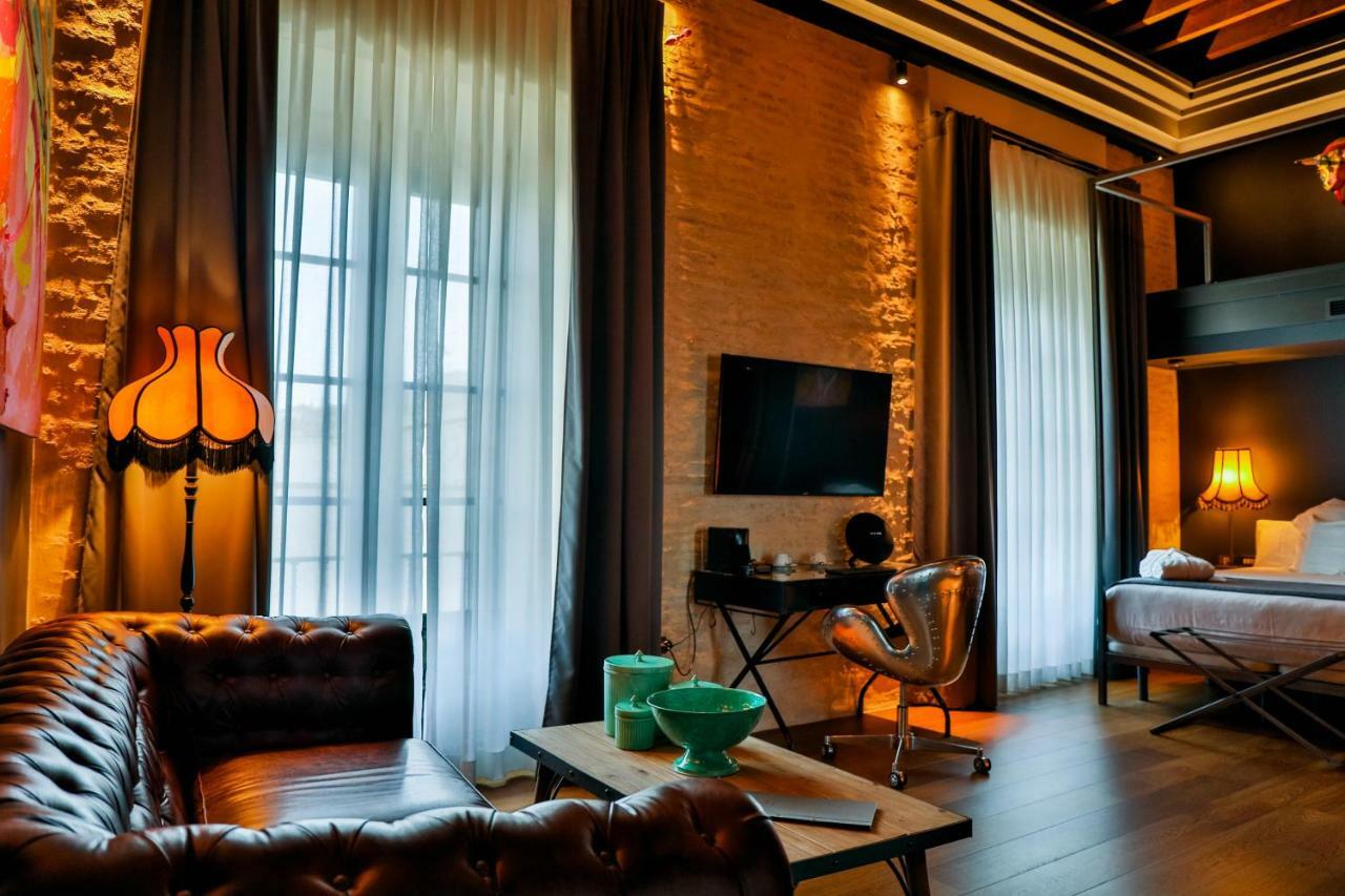 Hotel Lobby Seville Luaran gambar Suite