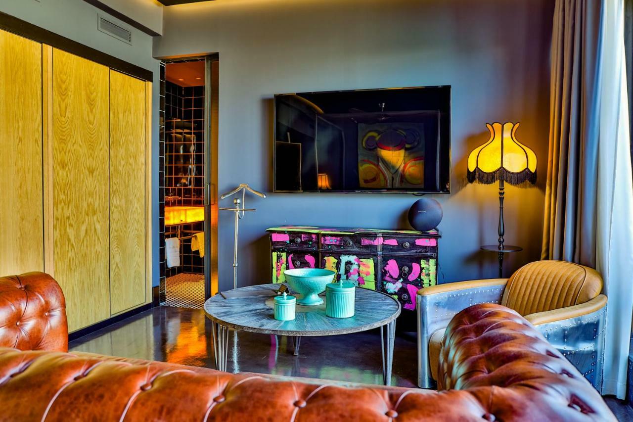Hotel Lobby Seville Luaran gambar A suite at the hotel
