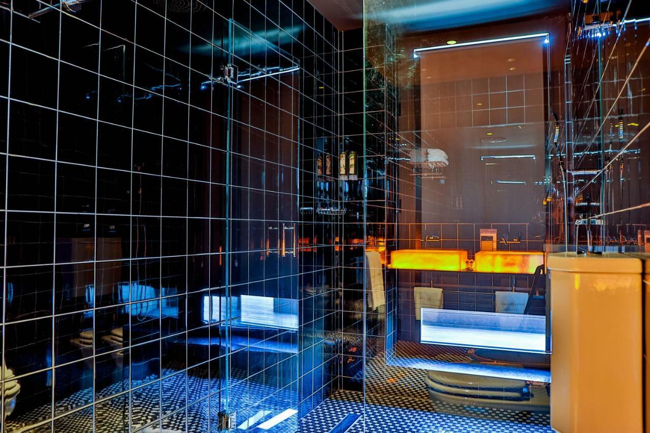 Hotel Lobby Seville Luaran gambar Bathroom