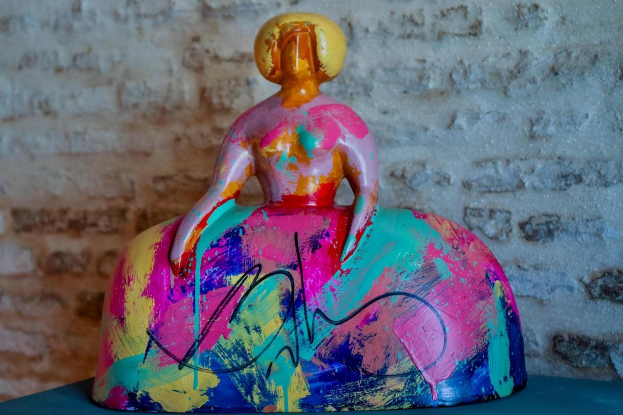 Hotel Lobby Seville Luaran gambar A sculpture by artist and designer, Mark Harris